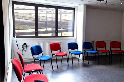 Douche accessible avec barre d'appui, siège rabattable et pommeau de douche réglable.