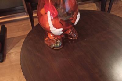 Bûche décorative ornée de lettres en bois formant une phrase et de sucettes colorées plantées sur le dessus.