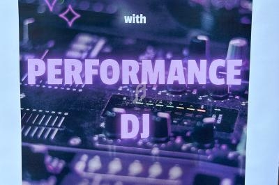 Affiche annonçant une soirée karaoké avec performance DJ, prévue le lundi 12 août à partir de 20h30.