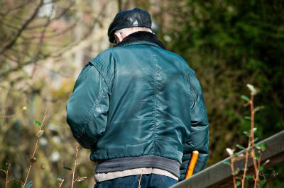 Clocher en pierre d'une église entouré de magnolias en fleurs sous un ciel bleu.