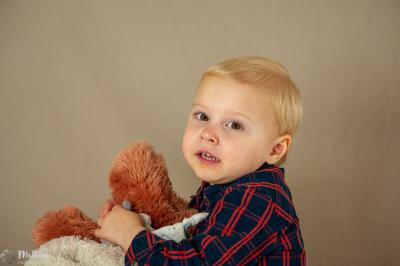 Clocher en pierre d'une église entouré de magnolias en fleurs sous un ciel bleu.