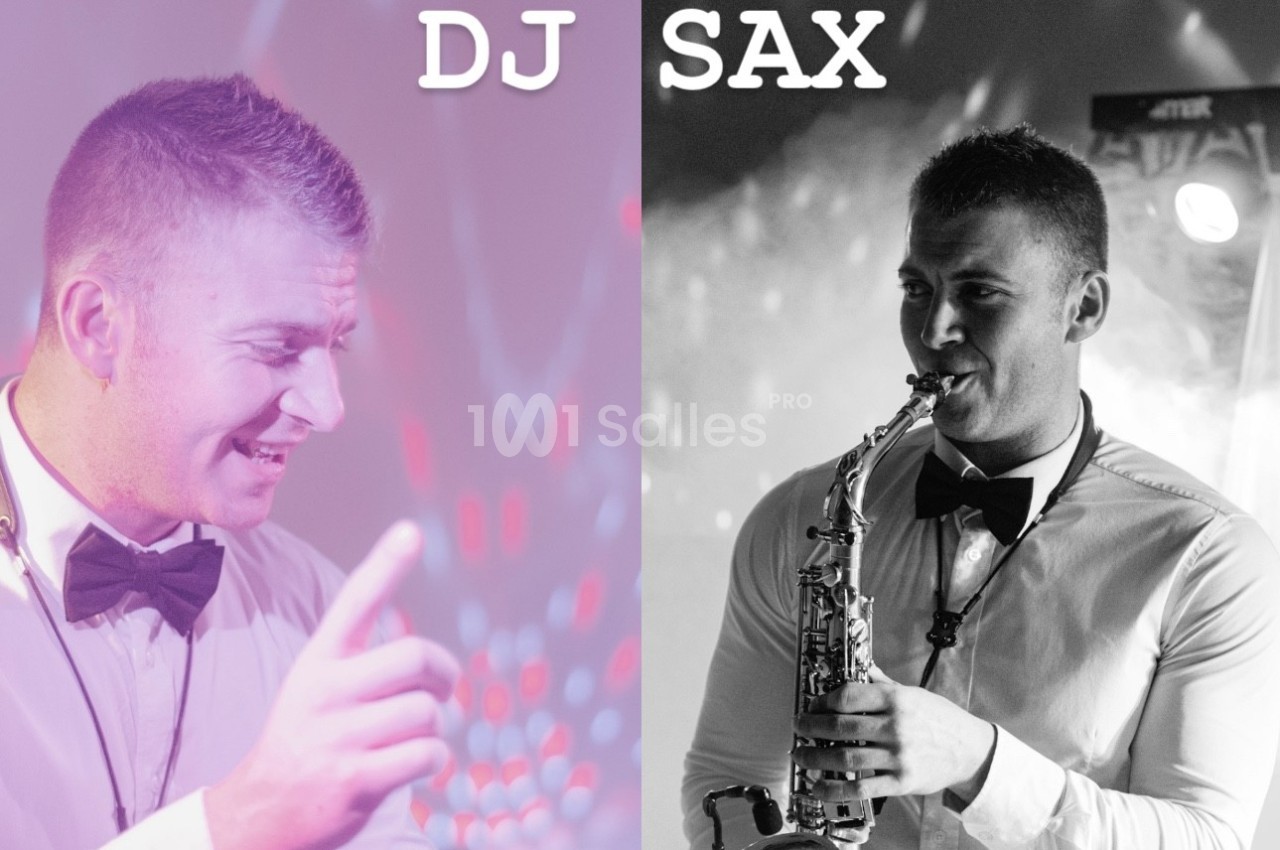 Homme en chemise et nœud papillon jouant du saxophone dans une ambiance festive avec éclairages colorés.