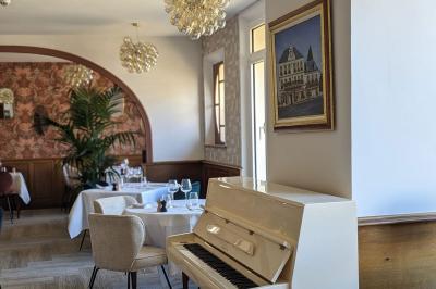 Une assiette contenant une préparation de poisson effiloché avec des herbes, accompagnée de trois points de purée verte.