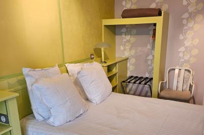 Une assiette contenant une préparation de poisson effiloché avec des herbes, accompagnée de trois points de purée verte.