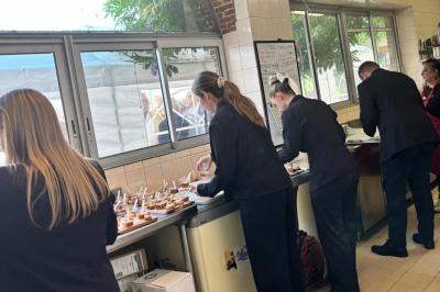 Une assiette contenant une préparation de poisson effiloché avec des herbes, accompagnée de trois points de purée verte.