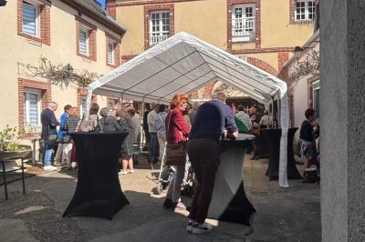 Une assiette contenant une préparation de poisson effiloché avec des herbes, accompagnée de trois points de purée verte.
