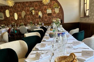 Une assiette contenant une préparation de poisson effiloché avec des herbes, accompagnée de trois points de purée verte.