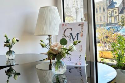 Une assiette contenant une préparation de poisson effiloché avec des herbes, accompagnée de trois points de purée verte.