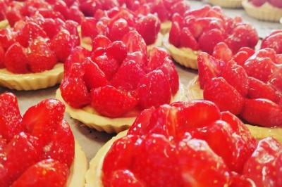 Baby-foot géant installé dans un espace intérieur avec éclairage tamisé et tables hautes en arrière-plan.