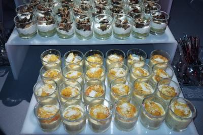 Baby-foot géant installé dans un espace intérieur avec éclairage tamisé et tables hautes en arrière-plan.