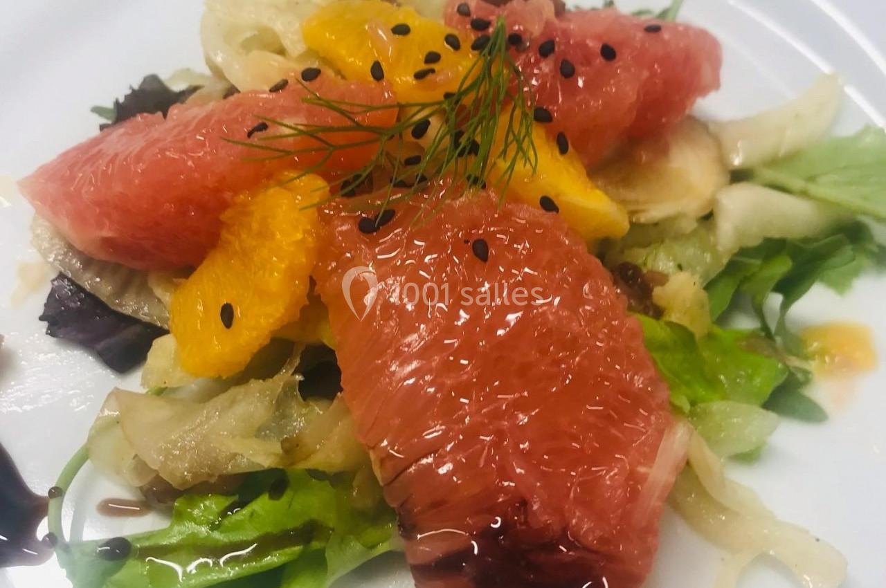 Salade composée de segments de pamplemousse et d'orange, fenouil, jeunes pousses et graines noires, avec un filet de…