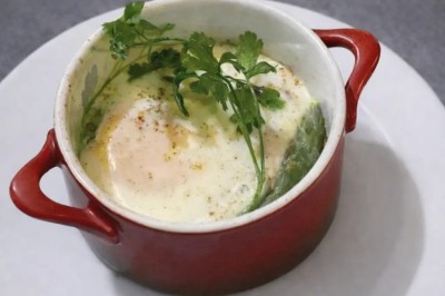 Petits pains garnis de pastrami, germes de luzerne et graines noires, disposés sur un plateau en métal.