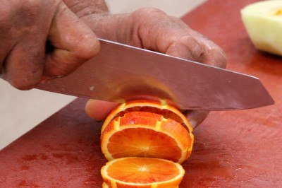 Petits pains garnis de pastrami, germes de luzerne et graines noires, disposés sur un plateau en métal.