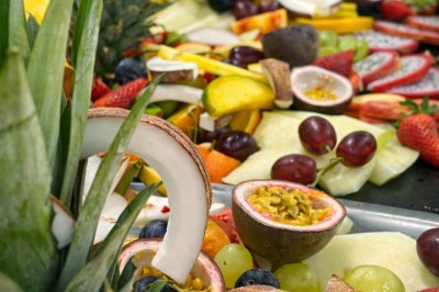 Petits pains garnis de pastrami, germes de luzerne et graines noires, disposés sur un plateau en métal.