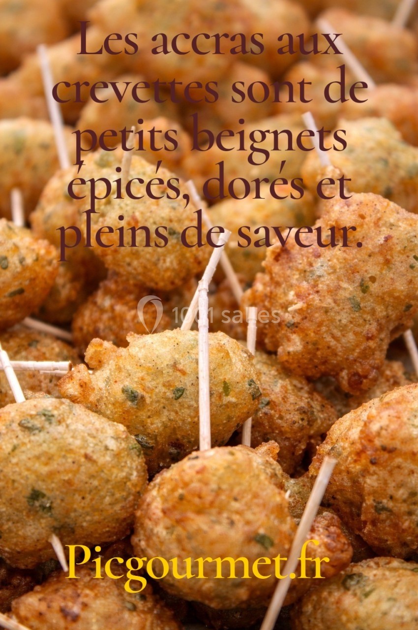 Beignets dorés aux crevettes avec des piques en bois, disposés en gros plan.