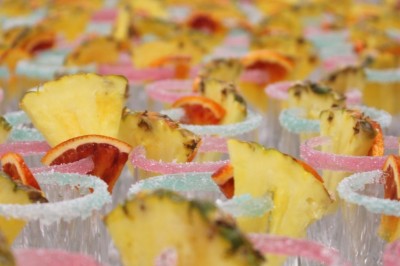 Petits pains garnis de pastrami, germes de luzerne et graines noires, disposés sur un plateau en métal.