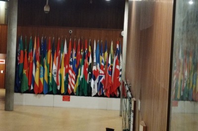 Petits pains garnis de pastrami, germes de luzerne et graines noires, disposés sur un plateau en métal.