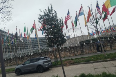 Petits pains garnis de pastrami, germes de luzerne et graines noires, disposés sur un plateau en métal.