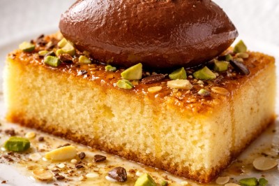 Petits pains garnis de pastrami, germes de luzerne et graines noires, disposés sur un plateau en métal.