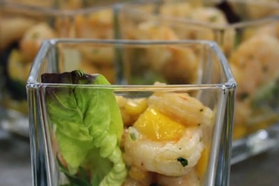 Petits pains garnis de pastrami, germes de luzerne et graines noires, disposés sur un plateau en métal.