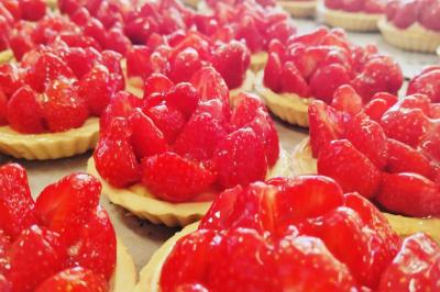 Salle de réception décorée avec des lumières colorées, des tables dressées et un éclairage tamisé.