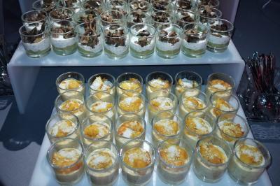 Salle de réception décorée avec des lumières colorées, des tables dressées et un éclairage tamisé.