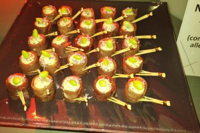 Salle de réception décorée avec des lumières colorées, des tables dressées et un éclairage tamisé.