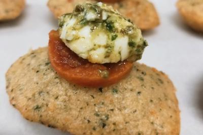 Salle de réception décorée avec des lumières colorées, des tables dressées et un éclairage tamisé.