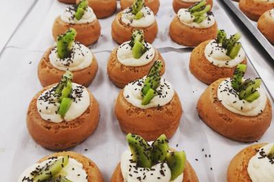 Salle de réception décorée avec des lumières colorées, des tables dressées et un éclairage tamisé.