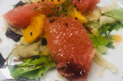 Salle de réception décorée avec des lumières colorées, des tables dressées et un éclairage tamisé.