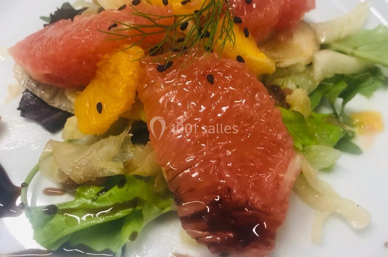 Salade composée de pamplemousse, orange, fenouil et jeunes pousses, garnie de graines et d'un filet de vinaigre balsamique.