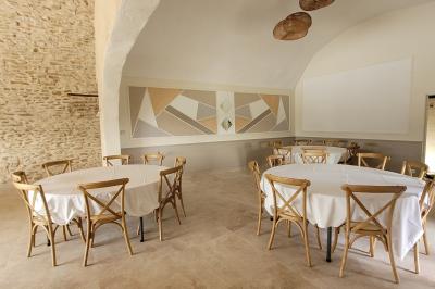 Miniature Location salle Peyruis (Alpes-de-Haute-Provence) - Les Grandes Mollières #7 Chambre lumineuse avec lit double, murs beige et blanc, parquet, miroir mural et table de chevet en bois.