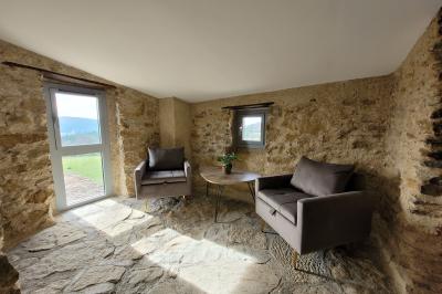 Miniature Location salle Peyruis (Alpes-de-Haute-Provence) - Les Grandes Mollières #23 Chambre lumineuse avec lit double, murs beige et blanc, parquet, miroir mural et table de chevet en bois.