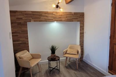 Miniature Location salle Peyruis (Alpes-de-Haute-Provence) - Les Grandes Mollières #26 Chambre lumineuse avec lit double, murs beige et blanc, parquet, miroir mural et table de chevet en bois.