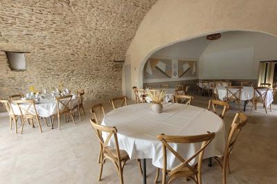 Miniature Location salle Peyruis (Alpes-de-Haute-Provence) - Les Grandes Mollières #4 Chambre lumineuse avec lit double, murs beige et blanc, parquet, miroir mural et table de chevet en bois.