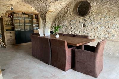 Miniature Location salle Peyruis (Alpes-de-Haute-Provence) - Les Grandes Mollières #10 Chambre lumineuse avec lit double, murs beige et blanc, parquet, miroir mural et table de chevet en bois.