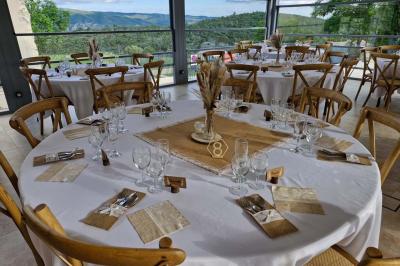 Miniature Location salle Peyruis (Alpes-de-Haute-Provence) - Les Grandes Mollières #3 Chambre lumineuse avec lit double, murs beige et blanc, parquet, miroir mural et table de chevet en bois.