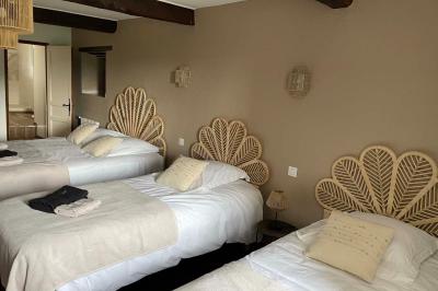 Miniature Location salle Peyruis (Alpes-de-Haute-Provence) - Les Grandes Mollières #28 Chambre lumineuse avec lit double, murs beige et blanc, parquet, miroir mural et table de chevet en bois.