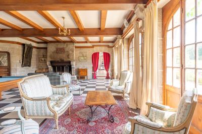 Miniature Location salle La Forêt-Fouesnant (Finistère) - Manoir du Stang #5 Façade éclairée d'un grand bâtiment en pierre de style ancien, entouré d'une pelouse, de nuit.