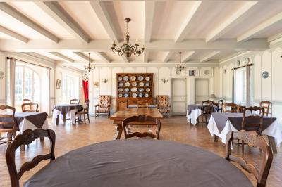 Miniature Location salle La Forêt-Fouesnant (Finistère) - Manoir du Stang #4 Façade éclairée d'un grand bâtiment en pierre de style ancien, entouré d'une pelouse, de nuit.