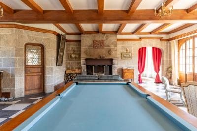 Miniature Location salle La Forêt-Fouesnant (Finistère) - Manoir du Stang #6 Façade éclairée d'un grand bâtiment en pierre de style ancien, entouré d'une pelouse, de nuit.