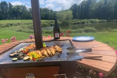 Miniature Location salle La Forêt-Fouesnant (Finistère) - Manoir du Stang #9 Façade éclairée d'un grand bâtiment en pierre de style ancien, entouré d'une pelouse, de nuit.