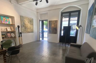 Miniature Location salle Nice (Alpes-Maritimes) - Galerie Joha #4 Des enfants peignent sur des chevalets lors d'une fête d'anniversaire décorée de ballons et de guirlandes.