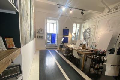 Miniature Location salle Nice (Alpes-Maritimes) - Galerie Joha #5 Des enfants peignent sur des chevalets lors d'une fête d'anniversaire décorée de ballons et de guirlandes.