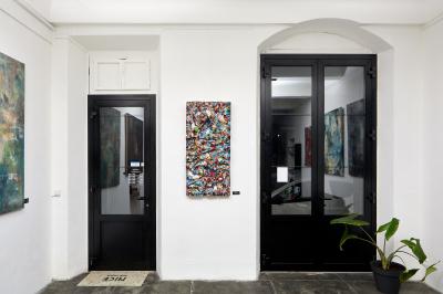 Miniature Location salle Nice (Alpes-Maritimes) - Galerie Joha #6 Des enfants peignent sur des chevalets lors d'une fête d'anniversaire décorée de ballons et de guirlandes.