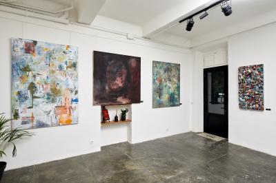 Miniature Location salle Nice (Alpes-Maritimes) - Galerie Joha #7 Des enfants peignent sur des chevalets lors d'une fête d'anniversaire décorée de ballons et de guirlandes.