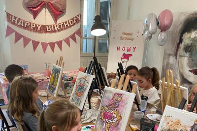 Miniature Location salle Nice (Alpes-Maritimes) - Galerie Joha #18 Des enfants peignent sur des chevalets lors d'une fête d'anniversaire décorée de ballons et de guirlandes.