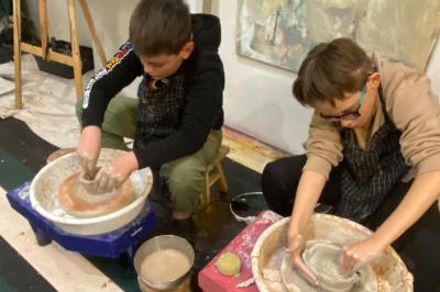 Miniature Location salle Nice (Alpes-Maritimes) - Galerie Joha #14 Des enfants peignent sur des chevalets lors d'une fête d'anniversaire décorée de ballons et de guirlandes.