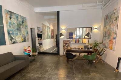 Miniature Location salle Nice (Alpes-Maritimes) - Galerie Joha #3 Des enfants peignent sur des chevalets lors d'une fête d'anniversaire décorée de ballons et de guirlandes.