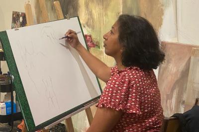 Miniature Location salle Nice (Alpes-Maritimes) - Galerie Joha #16 Des enfants peignent sur des chevalets lors d'une fête d'anniversaire décorée de ballons et de guirlandes.